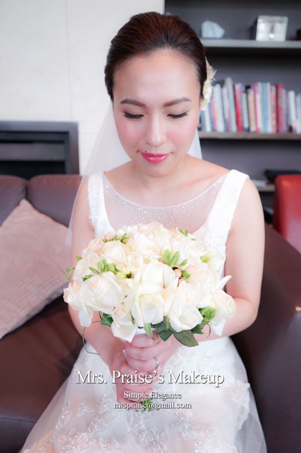 Airbrush（高清噴槍）從來沒有讓我失望過，我喜歡它持久又貼薄，現場賓客不會覺得你戴了假面具。即使是平日沒有化妝習慣的人，也不會感到臉上有負荷。Phoebe整天下來，只是輕輕補過一次粉，省了很多時間。